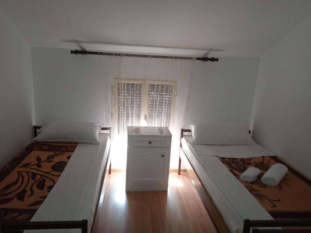 Hostel Vera - Airport Podgorica Mitrovici  Ngoại thất bức ảnh