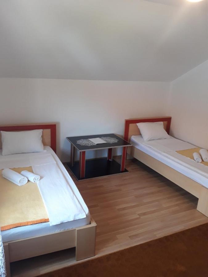 Hostel Vera - Airport Podgorica Mitrovici  Ngoại thất bức ảnh