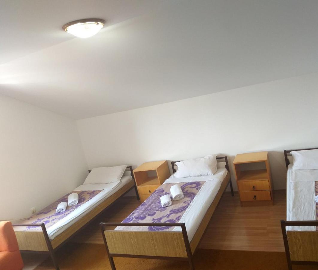 Hostel Vera - Airport Podgorica Mitrovici  Ngoại thất bức ảnh