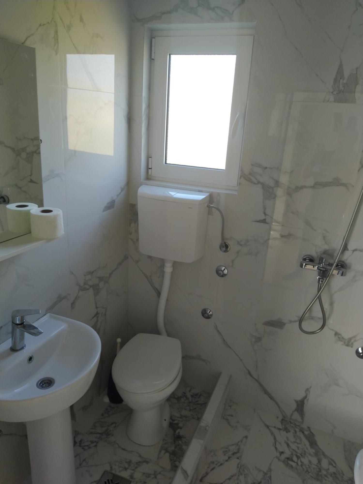 Hostel Vera - Airport Podgorica Mitrovici  Ngoại thất bức ảnh