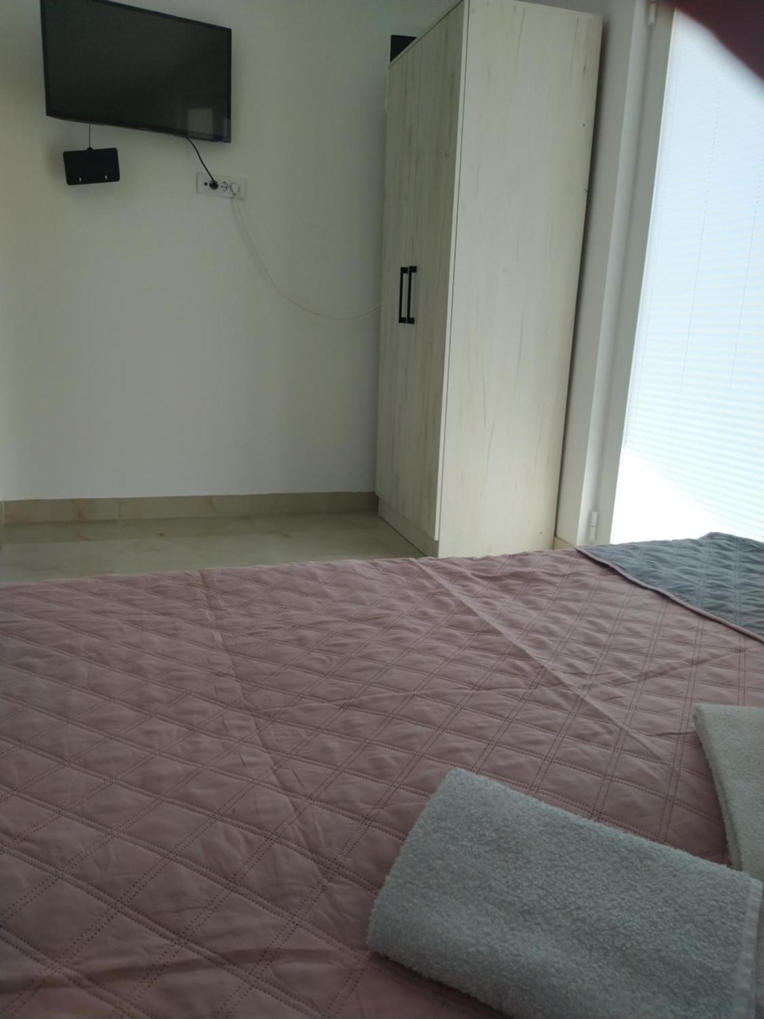 Hostel Vera - Airport Podgorica Mitrovici  Ngoại thất bức ảnh