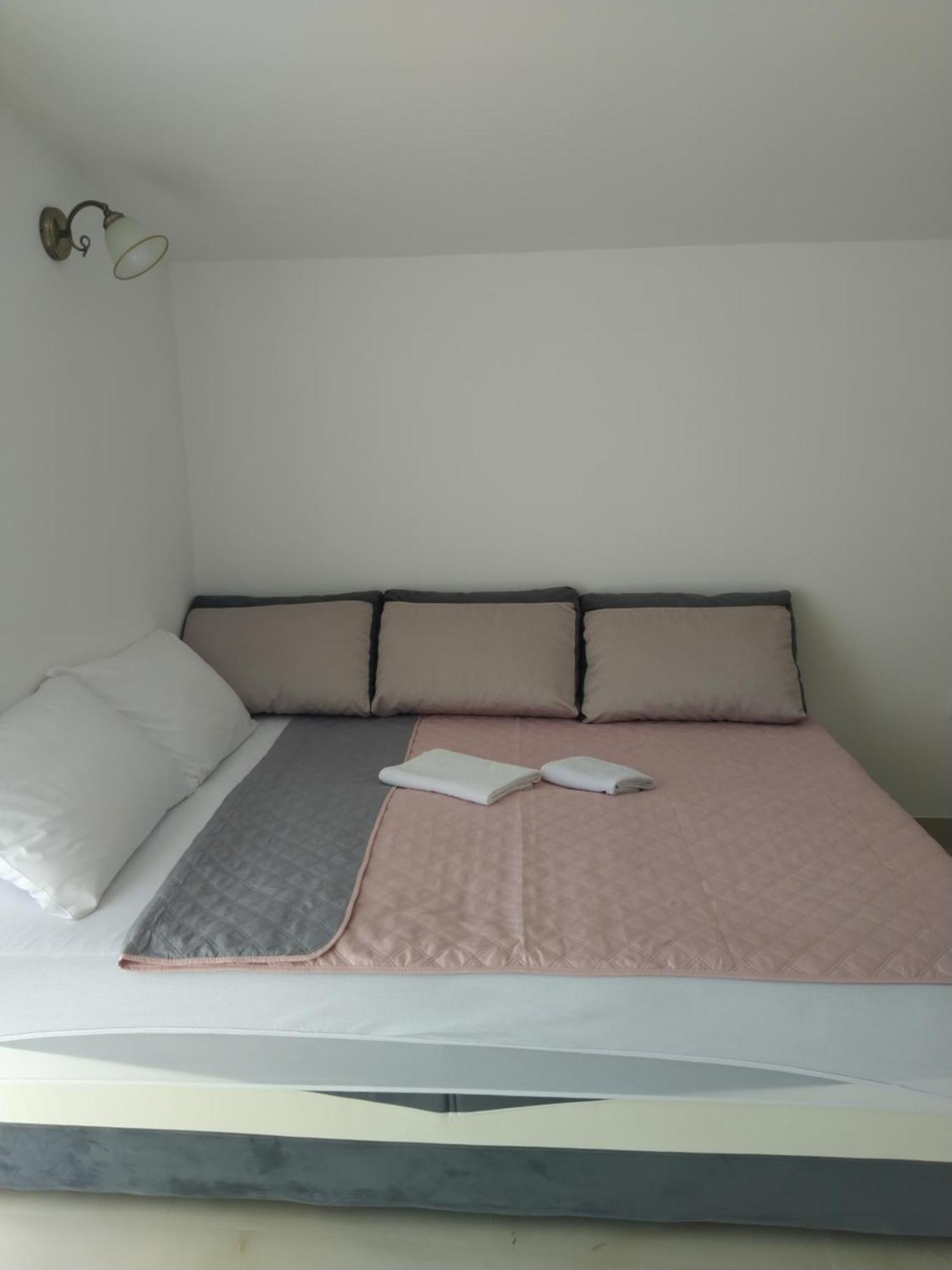 Hostel Vera - Airport Podgorica Mitrovici  Ngoại thất bức ảnh