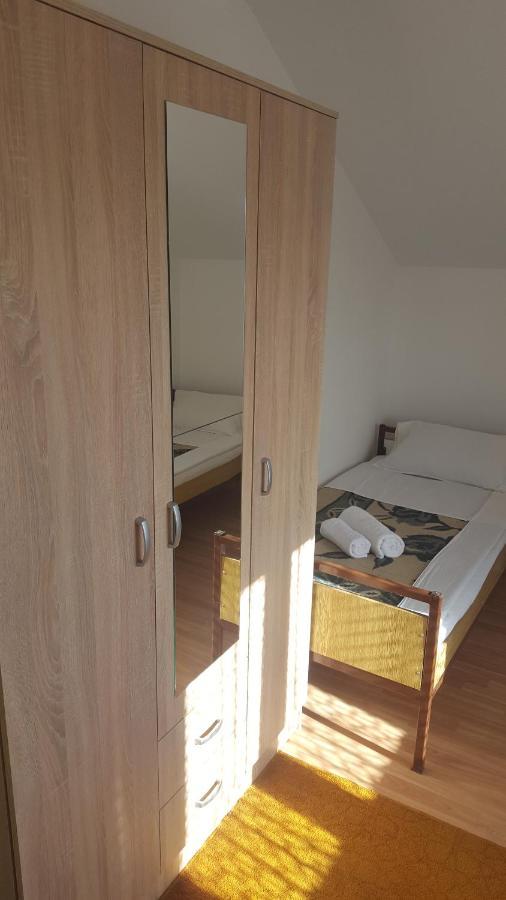 Hostel Vera - Airport Podgorica Mitrovici  Ngoại thất bức ảnh