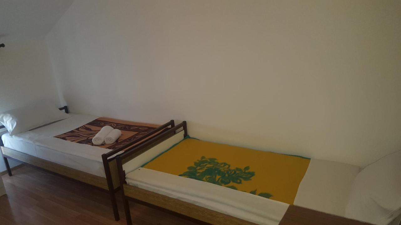 Hostel Vera - Airport Podgorica Mitrovici  Ngoại thất bức ảnh
